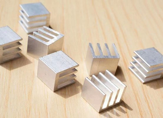 Serviço de torneamento CNC para componentes de sumidouros de calor de perfil de extrusão de alumínio de alta precisão